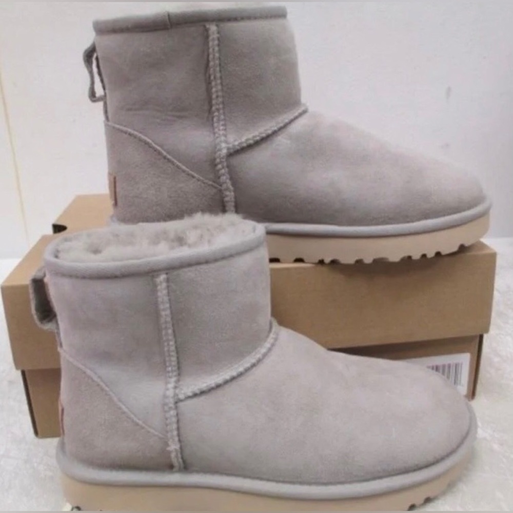 New Ugg Classic Mini II Boots Goat SIze 6 with box